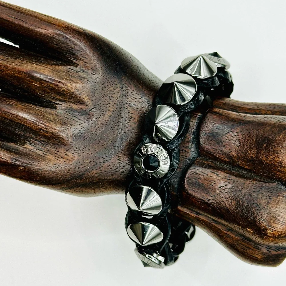 🤎 HENRI BENDEL Vintage Studs & Logo Leather Bracelet.
Black & Silver - Picture 5 of 16